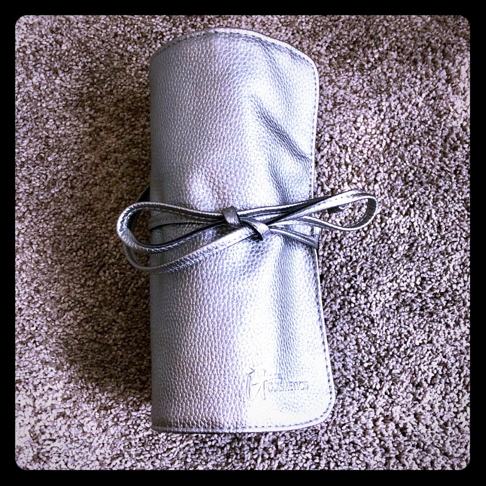 IT Cosmetics Silver Brush Roll/Cosmetic Case